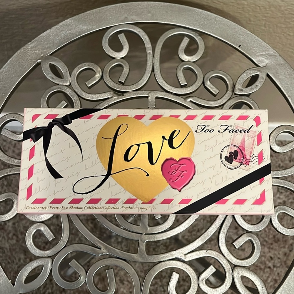 Too Faced Love Eyeshadow palette